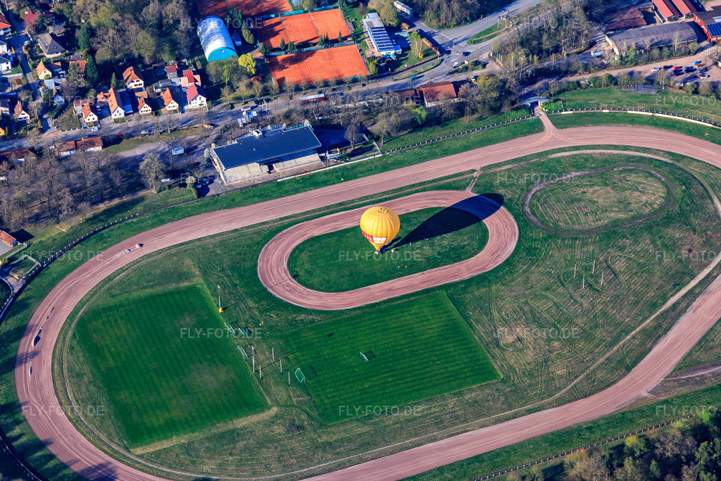 Luftbild: Heissluftballonlandung im Waldstadion mit Sandrennbahn und Renn- und Reitverein Herxheim e.V. in Herxheim bei Landau im Bundesland Rheinland-Pfalz in Deutschland. Foto: IMG_097901.jpg vom 30.03.2017 durch Werner Riehm/FLY-FOTO.deWWW.SANDBAHNRENNEN-HERXHEIM.DE