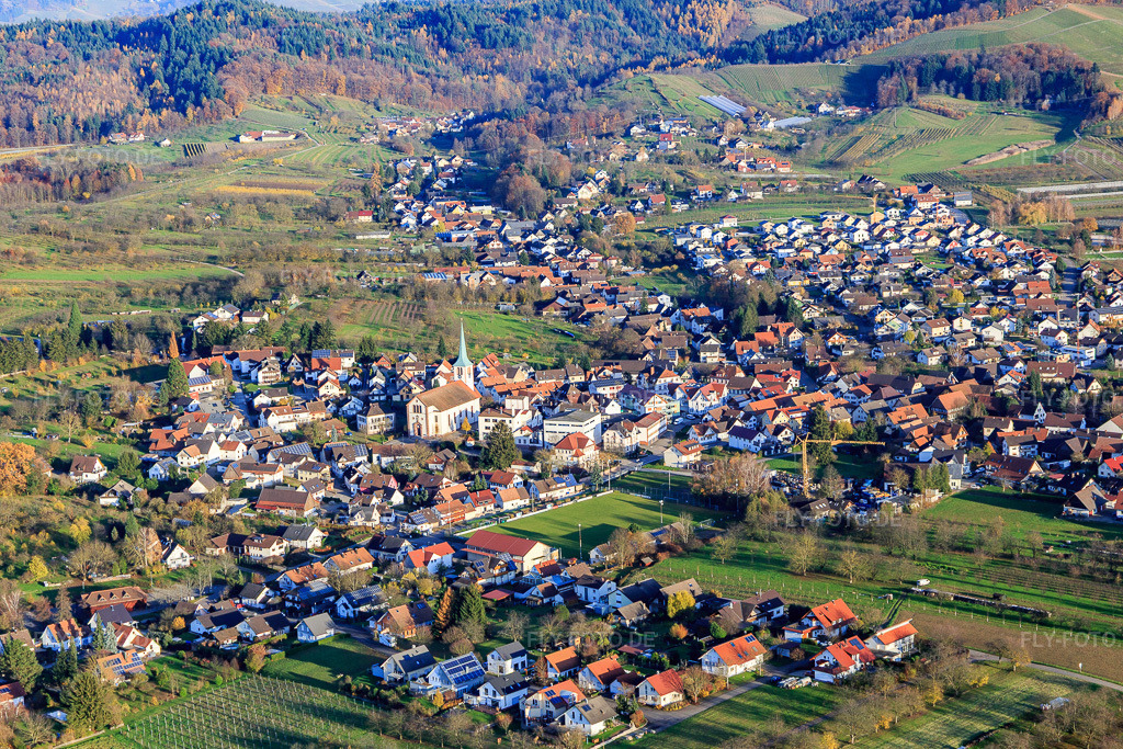 Luftbild: Dorfzentrum mit Kirche St. Mauritius und Familienbrauerei Bauhöfer GmbH & Co. KG im Ortsteil Ulm in Renchen im Bundesland Baden-Württemberg in Deutschland. Foto: IMG_119918.jpg vom 30.11.2019 durch Werner Riehm/FLY-FOTO.deFamilienbrauerei Bauhöfer | Braukultur der Ortenau