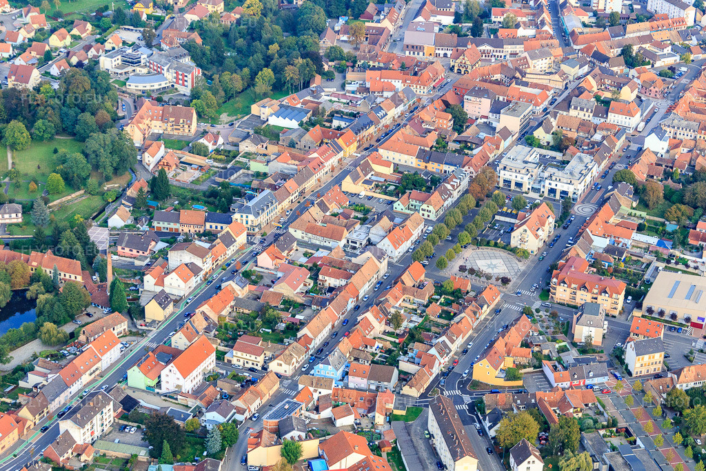 Vue aérienne: Rue du Général Rampont, rue Française, rue des Écoles et Place de la Liberté à Bischwiller dans le département Bas Rhin, France.Photo: IMG_074272.jpg prise le 04/10/2014 par Werner Riehm/FLY-FOTO.euRésolution de l'original: 5210 x 3474 px