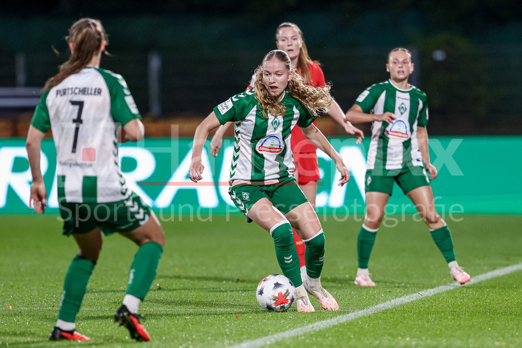 Fussball, Google Pixel Frauen-Bundesliga, SV Werder Bremen - RB Leipzig | Marie Gmeineder (SV Werder Bremen, 6) am Ball, Einzelbild, Ganzkörper, Aktion, Action, Spielszene, DIE DFB-RICHTLINIEN UNTERSAGEN JEGLICHE NUTZUNG VON FOTOS ALS SEQUENZBILDER UND/ODER VIDEOÄHNLICHE FOTOSTRECKEN. DFB REGULATIONS PROHIBIT ANY USE OF PHOTOGRAPHS AS IMAGE SEQUENCES AND/OR QUASI-VIDEO.