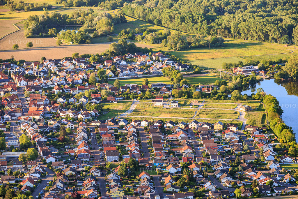 Luftbild: Erste Wohnhausbaustellen am Neubaugebiet „Im Brühl“ mit insgesamt 68 Baugrundstücken in Leimersheim im Bundesland Rheinland-Pfalz in Deutschland.Foto: IMG_156652.jpg vom 22.05.2026 durch Werner Riehm/FLY-FOTO.deAuflösung des Originals: 6000 x 4000 px