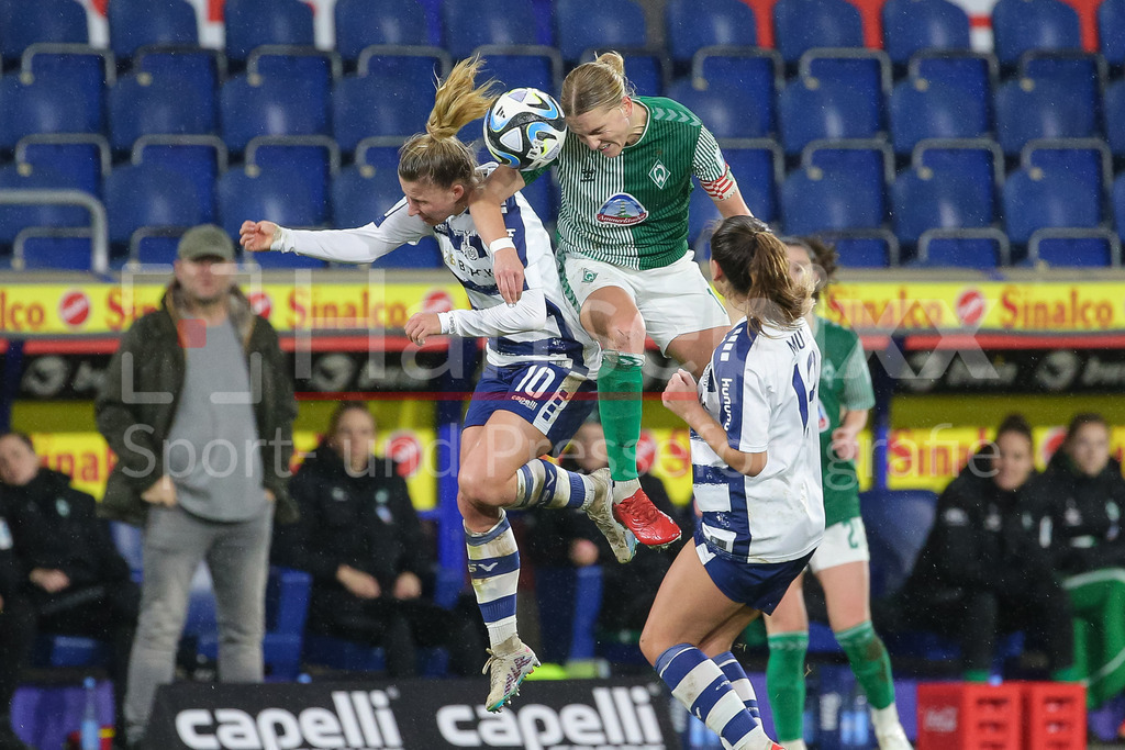 Fussball, Google Pixel Frauen-Bundesliga, MSV Duisburg - SV Werder Bremen | v.li.: Meret Günster (MSV Duisburg, 10) und Lina Hausicke (SV Werder Bremen, 18) im Kopfballduell, Kopfball, Zweikampf, Action, Aktion, Spielszene, DIE DFB-RICHTLINIEN UNTERSAGEN JEGLICHE NUTZUNG VON FOTOS ALS SEQUENZBILDER UND/ODER VIDEOÄHNLICHE FOTOSTRECKEN. DFB REGULATIONS PROHIBIT ANY USE OF PHOTOGRAPHS AS IMAGE SEQUENCES AND/OR QUASI-VIDEO.