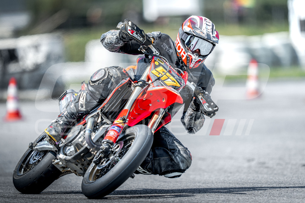 G-Cup + Supermoto Staatsmeisterschaft + Hungarian Supermoto Championship | GRIPcapture steht für authentische Sportfotografie in Österreich – für Momente, die mehr sind als Geschwindigkeit oder Ergebnis. Es geht um Emotion, Spannung, Fokus und den Augenblick, der oft nur einen Wimpernschlag dauert.Ob Motorsport, Teamsport oder 
