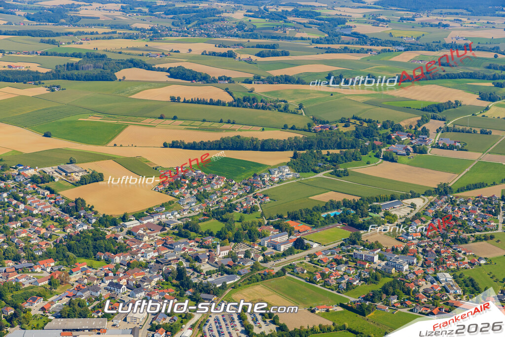 Luftaufnahme der Stadt Ruhstorf an der Rott - Die Luftaufnahme wurde 2025 vom UL-Flugzeug heraus erstellt ( keine Drohne ) - Hochauflösende Luftaufnahme - für professionelle Ausdrucke geeignet. Die Geschenkidee !Mit Lizenz und Bildrechte bestellbar