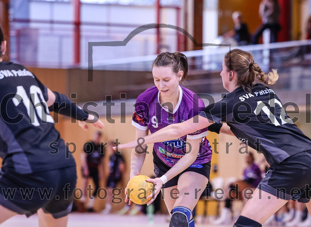 2024-12-14_022_SpVgg_Altenerding_gegen_SVA_Palzing | Erding, Deutschland, 14.12.2024:Handball, Bezirksoberliga Frauen Altbayern 2024 / 2024, 9. Spieltag, SpVgg Altenerding gegen SVA Palzing, Endergebnis: 20:30Veronika Wöhrl (SVA Palzing, #10), Julia Kranich (SpVgg Altenerding, #9), Sandra Redl (SVA Palzing, #12)Foto: Christian Riedel / fotografie-riedel.net