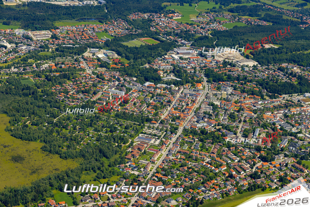 Aktuelles Luftbild von  Penzberg - Die Luftaufnahme wurde 2022 mittels UL-Flugzeug erstellt ( keine Drohne ) - hochauflösende Kamera-Systeme von  Canon -Beste Qualität - Für grossformatige Ausdrucke geeignet. Die Geschenkidee !