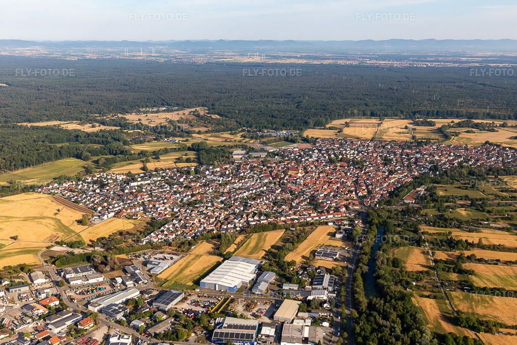 Luftbild:  in Hagenbach im Bundesland Rheinland-Pfalz in Deutschland. Foto: IMG_133786.jpg vom 14.08.2022 durch Werner Riehm/FLY-FOTO.deStadt Hagenbach