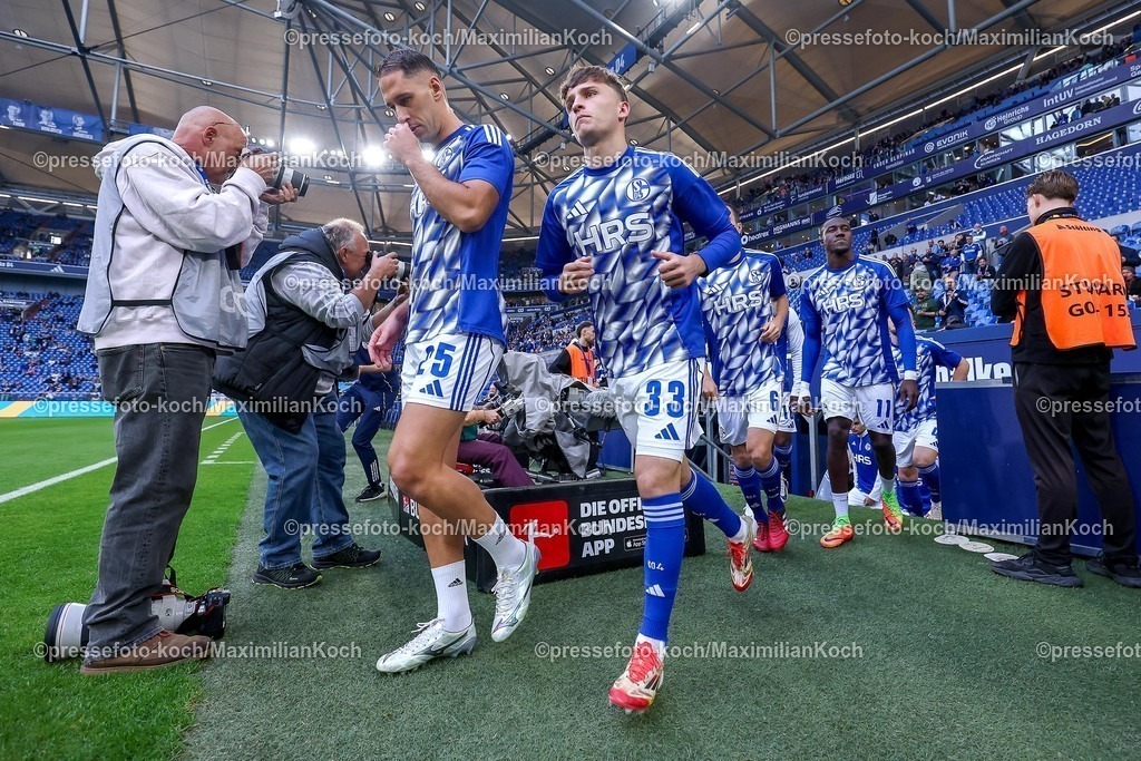 S0426092501039 | 25.09.2025, Fußball, FC Schalke 04 - SpVgg Greuther Fürth, 7.Spieltag, 2. Fußball Bundesliga, Veltins-Arena Gelsenkirchen, Saison 2025 2026: Nikola Katic&nbsp;(Schalke04 #25) Vitalie Becker&nbsp;(Schalke04 #33) DFB regulations prohibit any use of photographs as image sequences and or quasi-video.