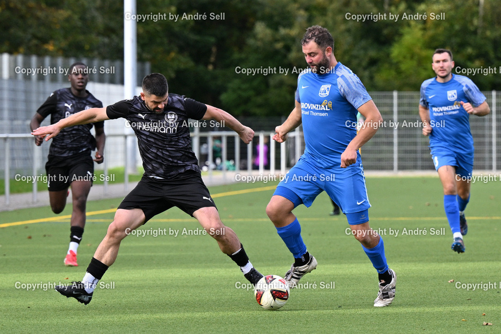 TSV Klausdorf vs SV Dörpum | Ditron Gashi (Klausdorf #7) vs Lars Peretzke  (Dörpum #5) / Fußball-Landesliga Schleswig Männer 2026/2027 / TSV Klausdorf vs SV Dörpum / Kunstrasenplatz Klausdorf / Schwentinental / 17.10.26 - Realisiert mit Pictrs.com