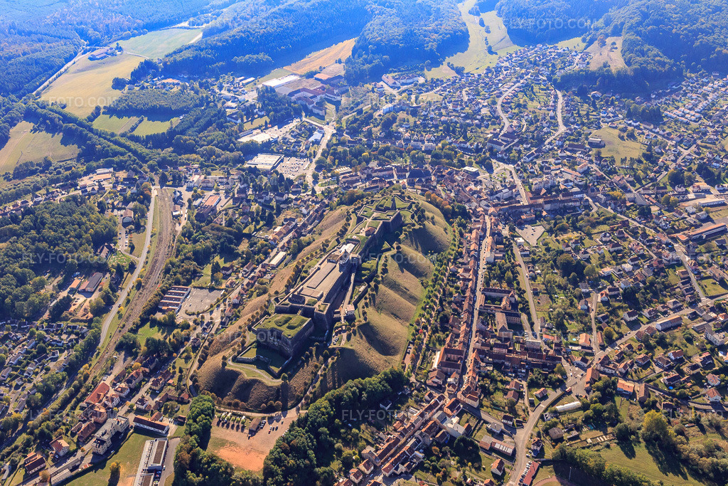 Aerial view: Citadelle de Bitche and Jardin pour la Paix from the northeast in Bitsch in the state Moselle, France.Photo: IMG_095178.jpg taken on 10/16/2016 by Werner Riehm/FLY-FOTO.comResolution of the original: 5472 x 3648 pxWWW.CITADELLE-BITCHE.COM