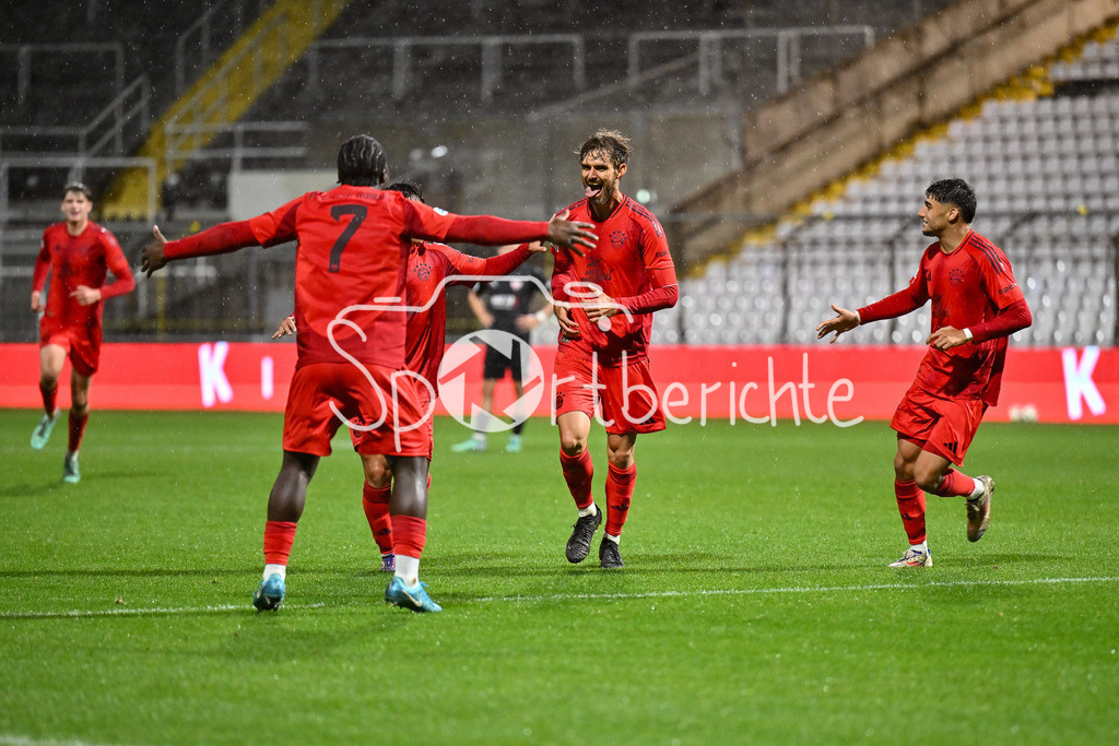 FC Bayern Amateure - TSV Buchbach | Jubel nach dem Treffer zum 2-1 durch Luca DENK (FC Bayern München II #6) / Tor / Jubel / Happy / Tor / torschuezte / Regionalliga Bayern: FC Bayern München II - TSV Buchbach, Gruenwalder Stadion am 27.09.2024