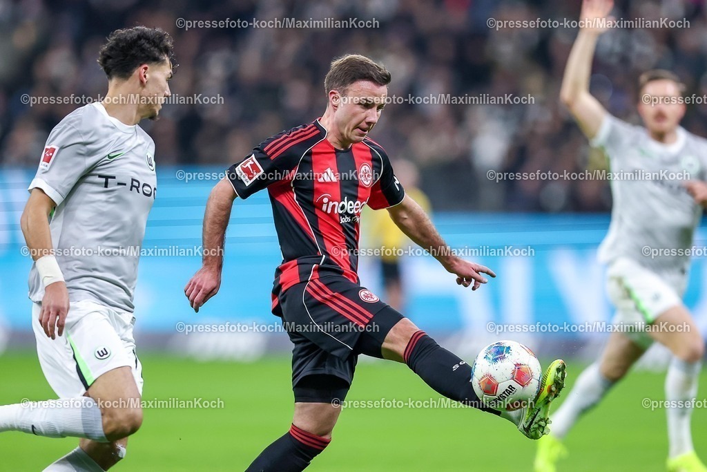 SGE30112501043 | 30.11.2025, Fußball, Eintracht Frankfurt - VfL Wolfsburg, 1. Fußball Bundesliga, 12. Spieltag, Deutsche-Bank-Park (Frankfurt am Main), Saison 2025 2026: Mario Götze (Eintracht Frankfurt #27)  im Zweikampf gegen  Aaron Zehnter (VfL Wolfsburg #25) DFB Regulations prohibit any use of photographs as image sequences and or quasi-video.