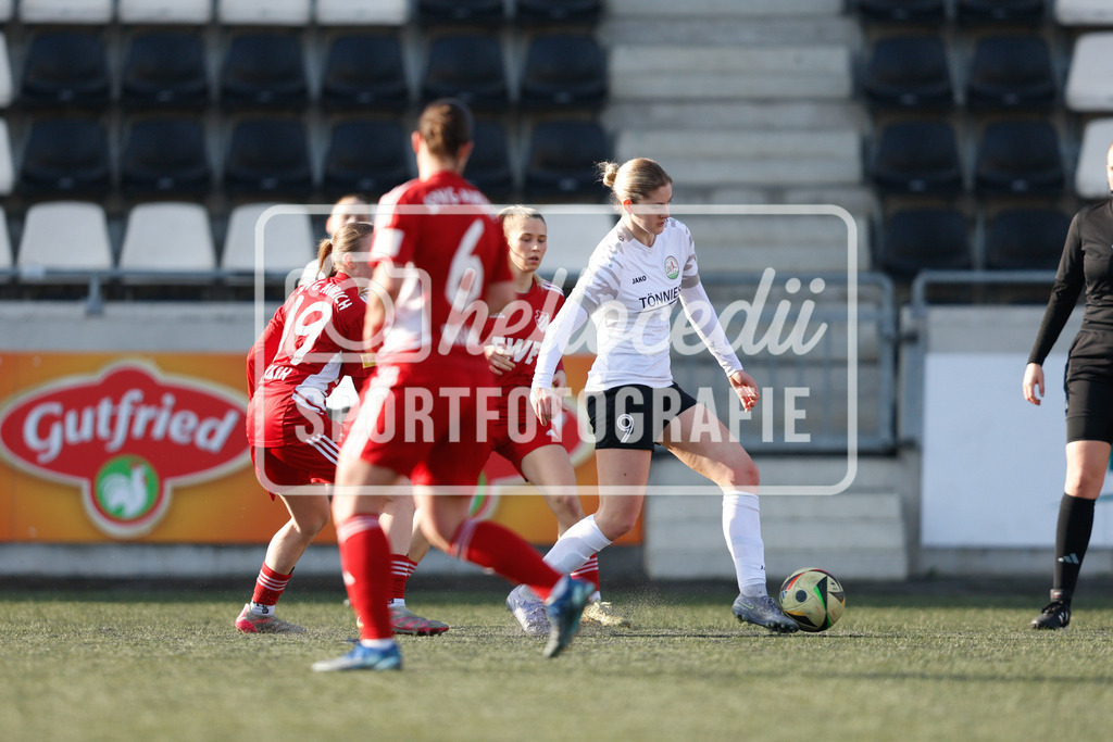 Fußball I Frauen I Saison 2025-2026 I Testspiel I FSV Gütersloh - SpVg Aurich-44 | Lara Frisch (19, SpVg Aurich) Sina Brühl (6, SpVg Aurich) Alina Vogel (11, SpVg Aurich) Katharina Ingrid Rädeker (9, FSV Gütersloh) - Realisiert mit Pictrs.com