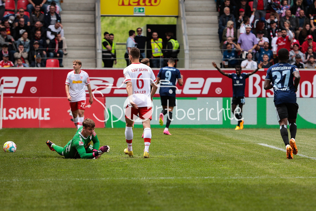 SSV Jahn Regensburg - Hamburger SV | Das HSV jubelt nach dem Treffer zum 0-1 durch Robert Glatzel (HSV #9) / DFL REGULATIONS PROHIBIT ANY USE OF PHOTOGRAPHS AS IMAGE SEQUENCES AND/OR QUASI-VIDEO