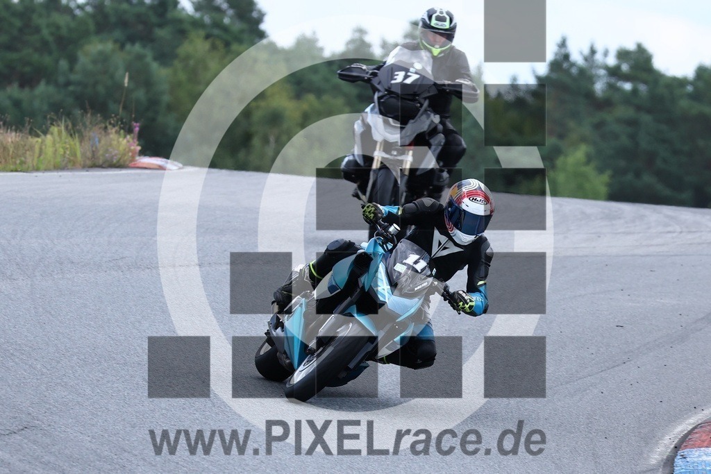 0011-20240805_03398 | Schöne Erinnerungen an spannende Momente - das festzuhalten ist unser Job. PIXELrace.de ist seit 2003 auf den Rennstrecken Europas unterwegs um die Action draußen beim Fahren und die wunderbare Stimmung imm Fahrerlager für euch einzufangen.