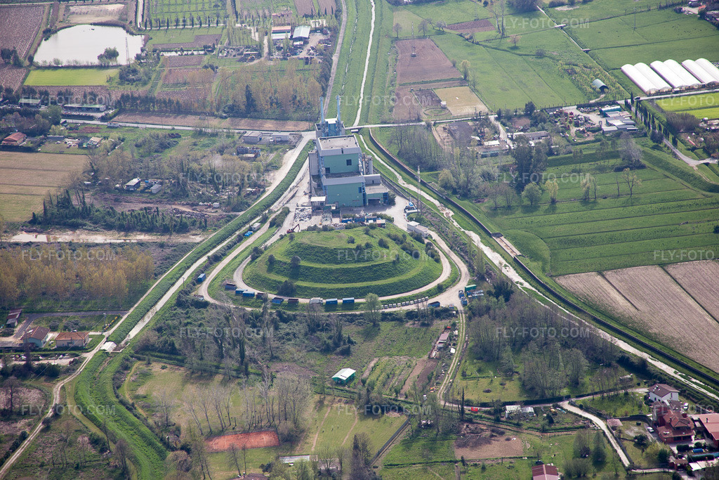 Aerial view: View of the town in Capezzano Pianore in the state Tuscany, Italy. – Photo: IMG_086946.jpg taken on 04/03/2016 by Werner Riehm/FLY-FOTO.com – Resolution of the original: 5472 x 3648 px