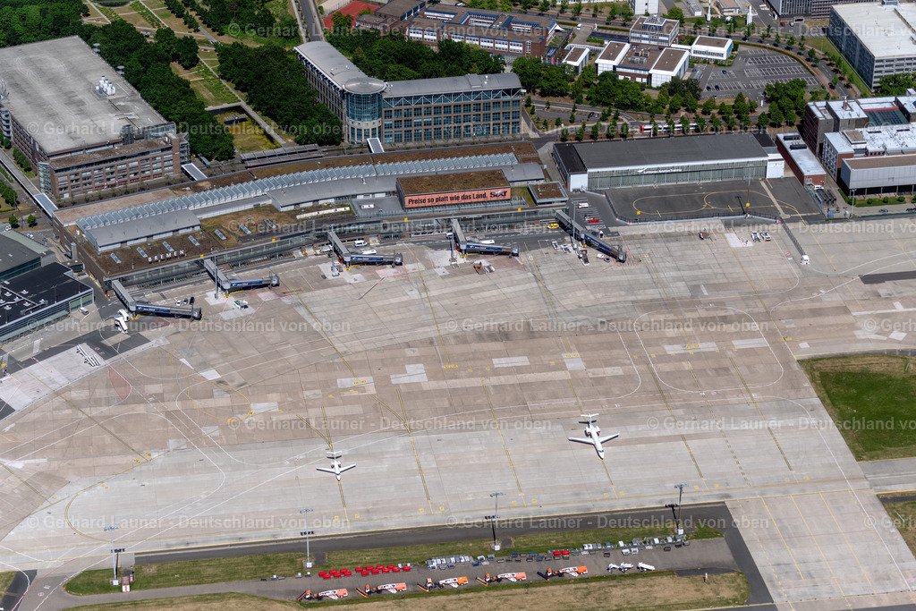4029918 | BREMEN 01.06.2020 Abfertigungs- Gebäude und Terminals auf dem Gelände des Flughafen an der Straße Flughafenallee im Ortsteil Neuenland in Bremen, Deutschland. Weiterführende Informationen bei: Flughafen Bremen. // Dispatch building and terminals on the premises of the airport on street Flughafenallee in the district Neuenland in Bremen, Germany. Further information at: Flughafen Bremen. Foto: Gerhard Launer
