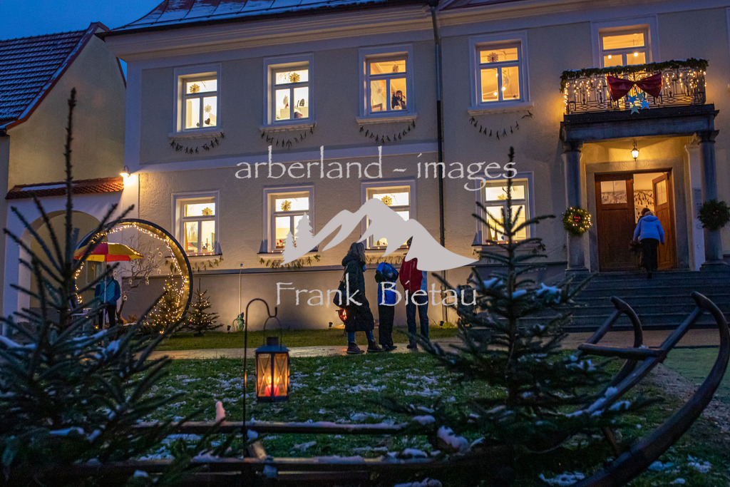 OE7A5856 | der Abend legt sich über den Weihnachtsmarkt, der Regen lässt leider nicht nach