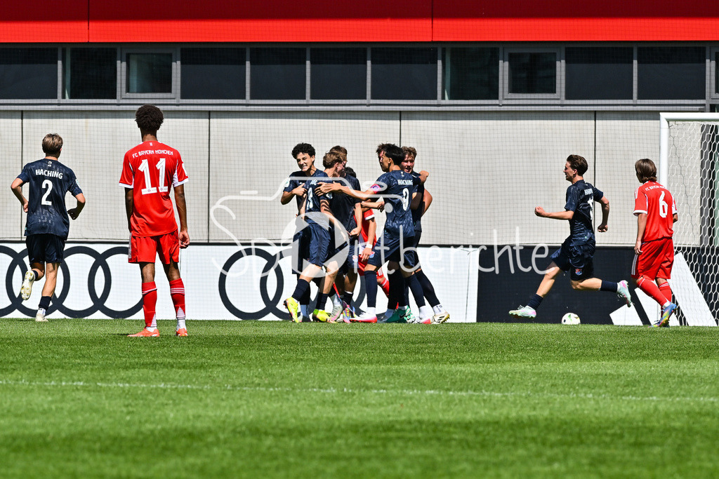 FC Bayern München U19 - SpVgg Unterhaching U19 | Jubel der Gaeste nach dem Treffer zum 0-1 durch Julius SCHILL (Haching 13) / Tor / Torschuetze / Freude / Happy / U19 DFB-Nachwuchsliga: FC Bayern München U19 - SpVgg Unterhaching U19; FC Bayern Campus am 10.08.2025