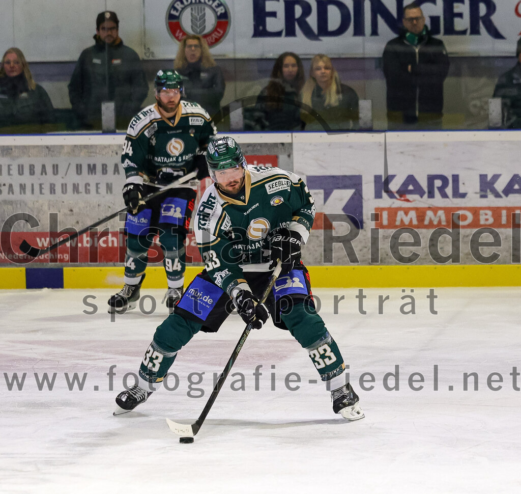 2025-11-30_134_TSV_Erding_gegen_EC_Peiting | Erding, Deutschland, 30.11.2025:Eishockey, Oberliga Süd 2025 / 2026, 22. Spieltag, TSV Erding gegen EC Peiting, Endergebnis: 5:1Marc Schmidpeter (Erding Gladiators, #33)Foto: Christian Riedel / fotografie-riedel.net