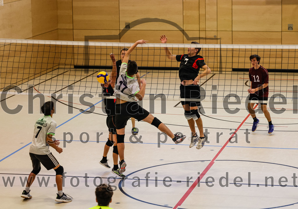 2021-11-27_130_TuS_Oberding_II_gegen_MTV_1881_Ingolstadt_III | Oberding, Deutschland, 27.11.2021:
Volleyball, Kreisliga 2021 / 2022, 5. Spieltag, TuS Oberding II gegen MTV 1881 Ingolstadt III, Endergebnis: 3:2

Andreas Ruß (TuS Oberding, #1), Christoph Stegemann (TuS Oberding, #7), Lucas John (TuS Oberding, #12)

Foto: Christian Riedel / fotografie-riedel.net