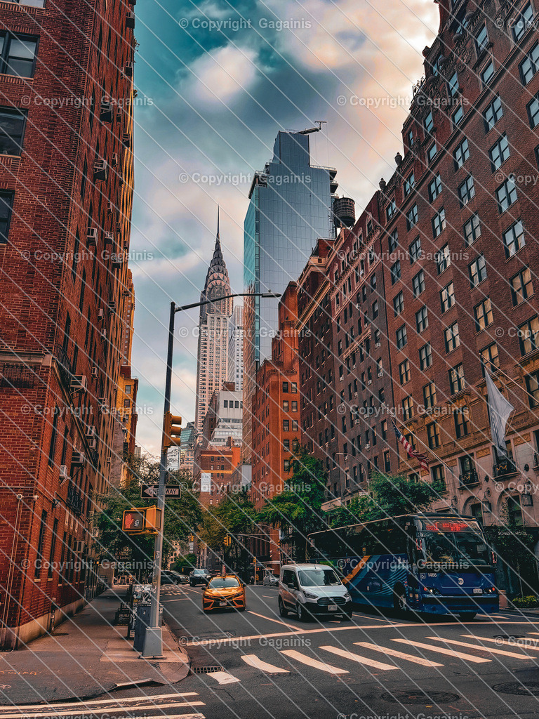 New York 5th Avenue New York City Skyline Fotografie | NYC Wandbild | Digitale Datei | Empire State Building Poster | Stadtbild Kunst | Die 5th Avenue ist eine der bekanntesten Straßen New Yorks und verläuft durch das Herz von Manhattan, vorbei an ikonischen Wahrzeichen und exklusiven Geschäften. Mit Blick auf das beeindruckende Chrysler Building im Hintergrund bietet sie eine atemberaubende Kulisse, die den klassischen Charme und die moderne Architektur der Stadt perfekt miteinander verbindet.