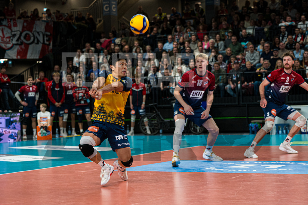Volleyball I Herren I Saison 2025/2026 I Bundesliga I 8. Spieltag I SVG Lüneburg - SV Warnemünde | Sho Takahashi (21, SVG Lüneburg) spielt den Ball - Realisiert mit Pictrs.com
