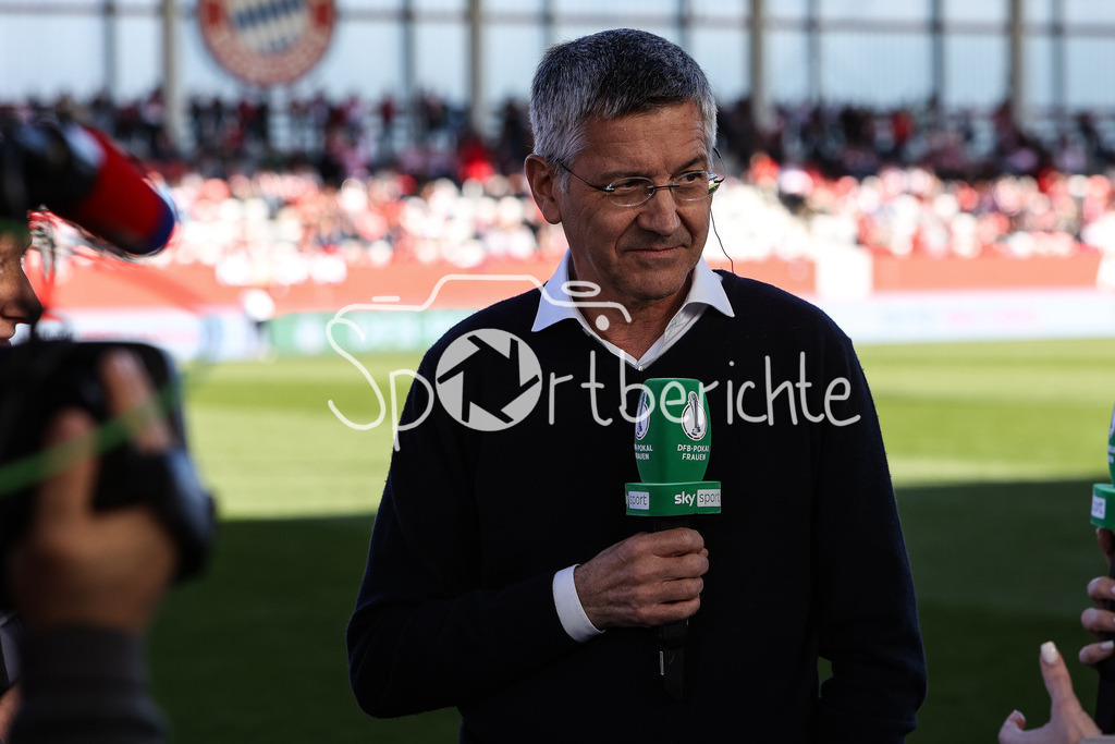 FC Bayern München Damen - Eintracht Frankfurt Damen | FC Bayern Muenchen e.V Praeident Herbert Hainer in der Halbzeit des Frauen DFB Pokal Spiels beim Interview