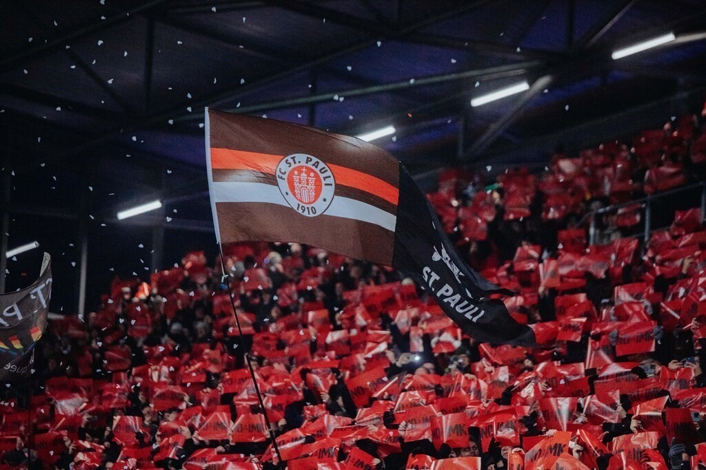 IMG_1813 | Der offizielle Shop für FC St. Pauli Fotos. Wähle aus Spielszenen & Fanmomenten dein FCSP Wunschformat. Wir liefern Millerntor-Atmosphäre.