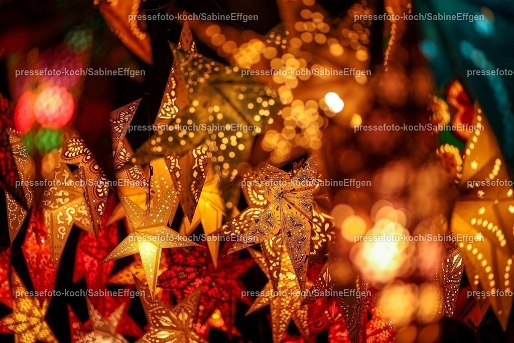 SEF17112401063 | 17.11.2024, xsefx, Köln, Pünktlich zur Vorweihnachtszeit öffnen die ersten Weihnachtsmärkte in Nordrhein-Westfalen. Eindrücke rund um den kölner Hafen-Weihnachtsmarkt am Schokoladenmuseum. Bunte Lichter Sterne Sternlichter Lichterspiel, Farbenpracht Deko Lichterfest