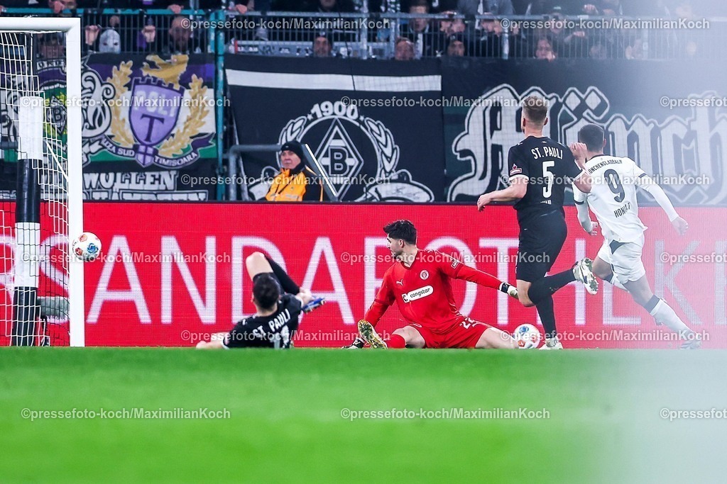 BMG13032601063 | 13.03.2026, Fußball, Borussia Mönchengladbach - FC St. Pauli, 1. Fußball Bundesliga, 26.Spieltag, Borussia-Park, Saison 2025 2026: Franck Honorat&nbsp;(Borussia Mönchengladbach #09) trifft den pfosten Schuss Pfostenschuss an Torwart Nikola Vasilj&nbsp;(FC St.Pauli #22) vorbei  DFB regulations prohibit any use of photographs as image sequences and or quasi-video.
