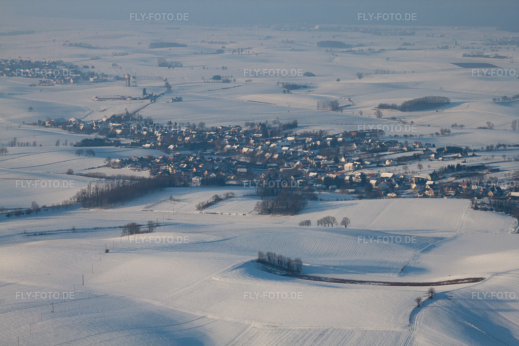 Luftbild: im Winter bei Schnee in Neewiller-près-Lauterbourg im Bundesland Bas-Rhin in Frankreich. Foto: IMG_36630.jpg vom 05.01.2011 durch Werner Riehm/FLY-FOTO.de