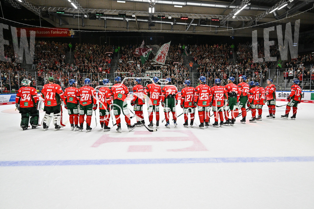 Augsburger Panther - Iserlohn Roosters | Die Augsburger Panther feiern zusammen mit ihren Fans den Heimsieg gegen Iserlohn / Penny DEL: Augsburger Panther - Iserlohn Roosters; Curt Frenzel Stadion am 21.09.2025