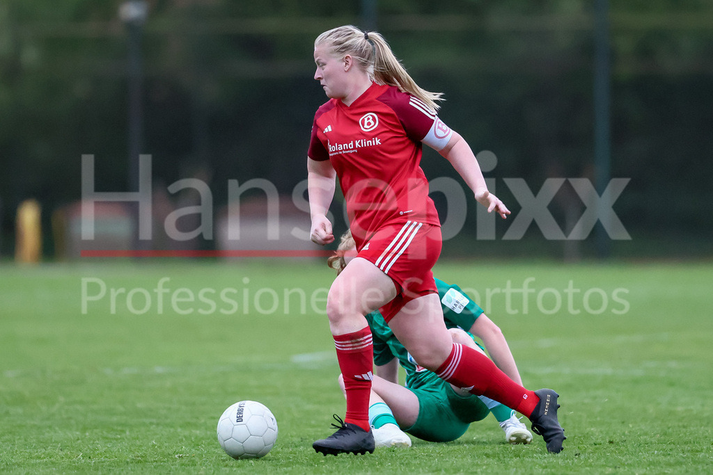 Fussball, Testspiel Frauen, ATS Buntentor - SV Werder Bremen | v.li.: Ylenia Sachau (ATS Buntentor, 5) am Ball, Einzelbild, Ganzkörper, Aktion, Action, Spielszene