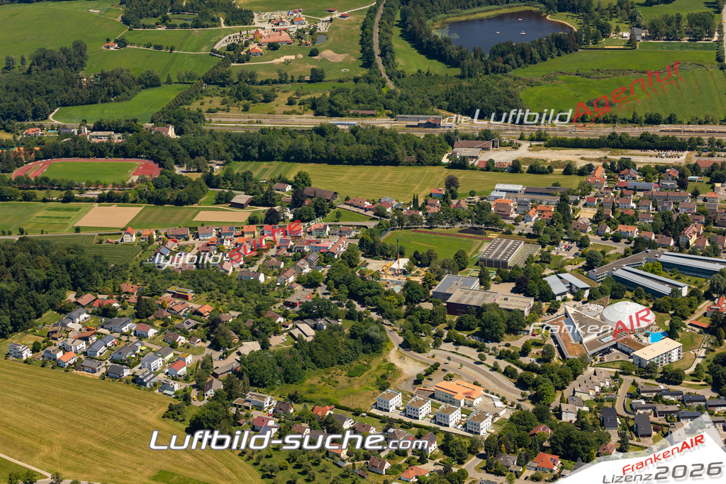 Aktuelles Luftbild von  Aulendorf - Die Luftaufnahme wurde 2022 mittels UL-Flugzeug erstellt ( keine Drohne ) - hochauflösende Kamera-Systeme von  Canon -Beste Qualität - Für grossformatige Ausdrucke geeignet. Die Geschenkidee !