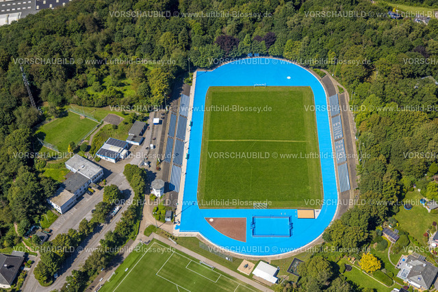 Ennepetal230801326 | Luftbild, Bremenstadion, blaue Spielfeldumrandung, Bremenplatz Berninghausen, Milspe, Ennepetal, Ruhrgebiet, Nordrhein-Westfalen, Deutschland