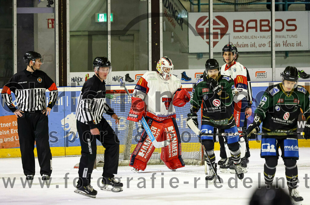 2023-01-13_055_TSV_Erding_gegen_VfE_Ulm-Neu-Ulm | Erding, Deutschland, 13.01.2023:
Eishockey, Bayernliga 2022 / 2023, 27. Spieltag, TSV Erding gegen VfE Ulm/Neu-Ulm, Endergebnis: 6:1

Torwart David Heckenberger (VfE Ulm/Neu-Ulm e. V., #3), Elias Maier (Erding Gladiators, #15)

Foto: Christian Riedel / fotografie-riedel.net
