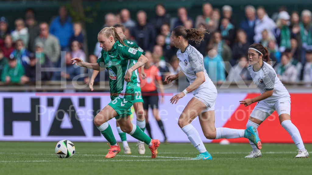 Fussball, Google Pixel Frauen-Bundesliga, SV Werder Bremen - 1. FFC Turbine Potsdam | v.li.: Emöke Papai (SV Werder Bremen, 16) und Mia Schmid (1. FFC Turbine Potsdam, 6) im Zweikampf, Duell, Dynamik, Aktion, Action, Spielszene