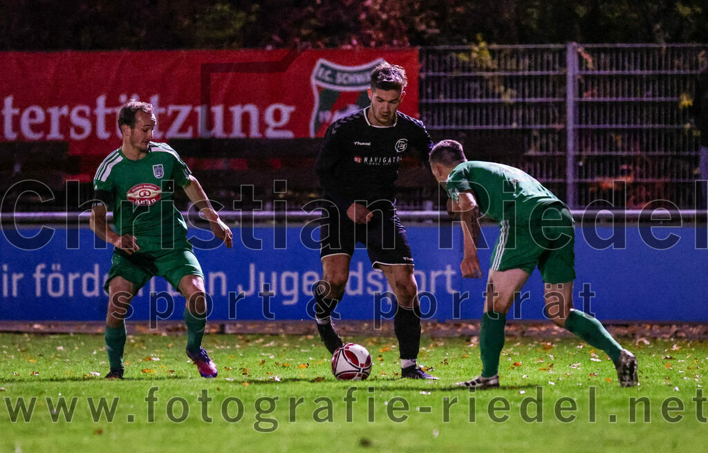 2023-11-03_102_FC_Schwaig_gegen_TuS_Holzkirchen | Oberding, Deutschland, 03.11.2023:
Fußball, Landesliga Südost 2023 / 2024, 19. Spieltag, FC Schwaig gegen TuS Holzkirchen, Endergebnis: 4:1

Leonhard Gerg (TuS Holzkirchen, #2), Raffael Ascher (FC Schwaig, #9), Alexander Zetterer (TuS Holzkirchen, #6)

Foto: Christian Riedel / fotografie-riedel.net