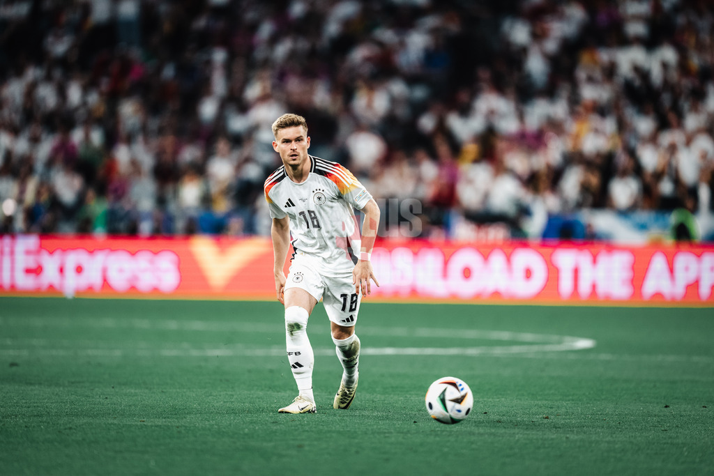 Fußball | Herren | UEFA-Fußball-Europameisterschaft 2024 | MD1 | Gruppe A | Deutschland vs. Schottland | 14.06.2024 | Maximilian Mittelstädt (#18, Deutschland) spielt einen Pass