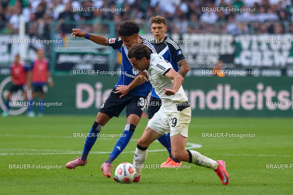 Borussia Mönchengladbach vs Hamburger SV - Bundesliga  | Mönchengladbach, Deutschland, 24.08.25:   Alexander Rossing-Lelesiit (Hamburger SV) und Joseph Michael Scally (Borussia Mönchengladbach) im Kampf um den Ball waehrend des Spiels der Bundesliga zwischen Borussia Mönchengladbach vs Hamburger SV im Stadion im Borussia Park(Foto von Brauer-Fotoagentur / Adrian Schlueter)