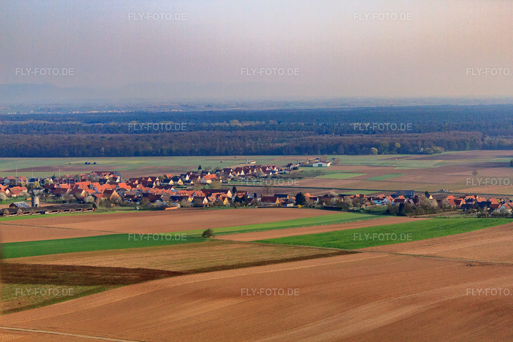 Luftbild: Rue Principale aus Südosten in Schleithal im Bundesland Bas-Rhin in Frankreich. – Foto: IMG_63632.jpg vom 30.03.2014 durch Werner Riehm/FLY-FOTO.de – Auflösung des Originals: 4752 x 3168 px