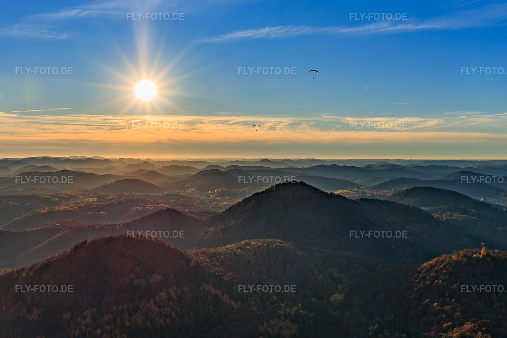 Luftbild: Paragleiter überm Rehberg in Waldrohrbach im Bundesland Rheinland-Pfalz in Deutschland. Foto: IMG_150909.jpg vom 05.11.2025 durch Werner Riehm/FLY-FOTO.de