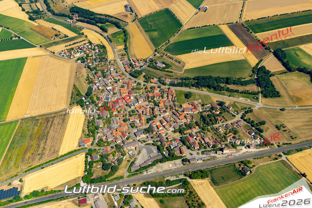 Aktuelles Luftbild von Herrnberchtheim Ippesheim - Die Luftaufnahme wurde 2022 mittels UL-Flugzeug erstellt ( keine Drohne ) - hochauflösende Kamera-Systeme von  Canon -Beste Qualität - Für grossformatige Ausdrucke geeignet. Die Geschenkidee !
