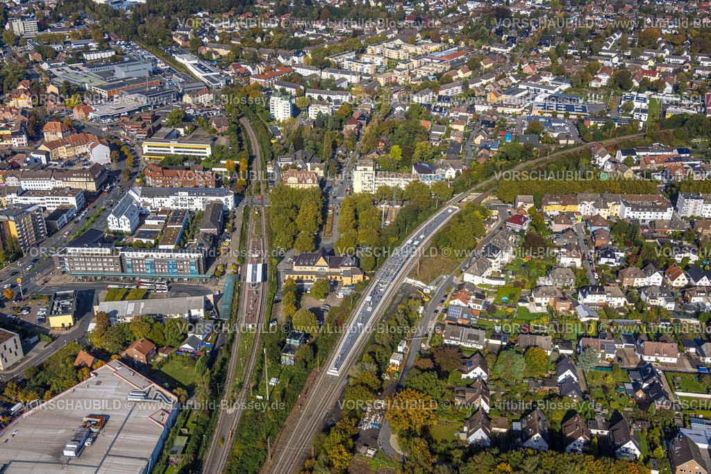 Luenen241012274 | Luftbild, Bahnhof Hbf Lünen, zwei Bahnsteige und Gleisanlagen, Bahnhofsgebäude mit Bahnhofsvorplatz, Wohngebiet, Lünen, Ruhrgebiet, Nordrhein-Westfalen, Deutschland