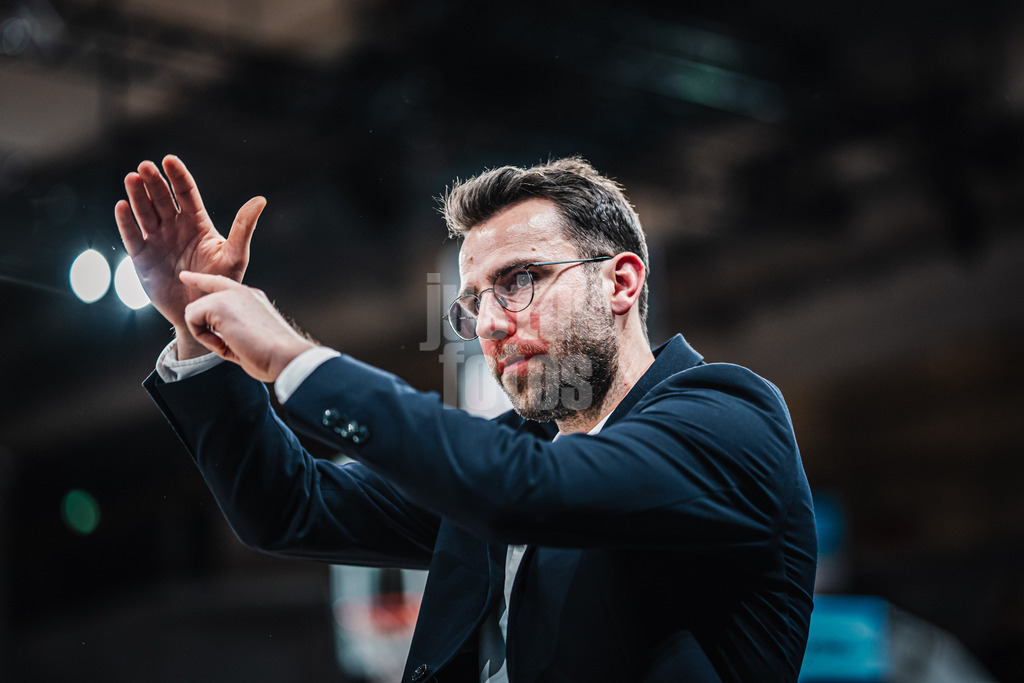 Basketball | Männer | Saison 2024/2025 | BKT EuroCup | Veolia Towers Hamburg vs. Umana Reyer Venice | 08.01.2025 | Headcoach Benka Barloschky (Hamburg Towers)  nimmt eine Auszeit