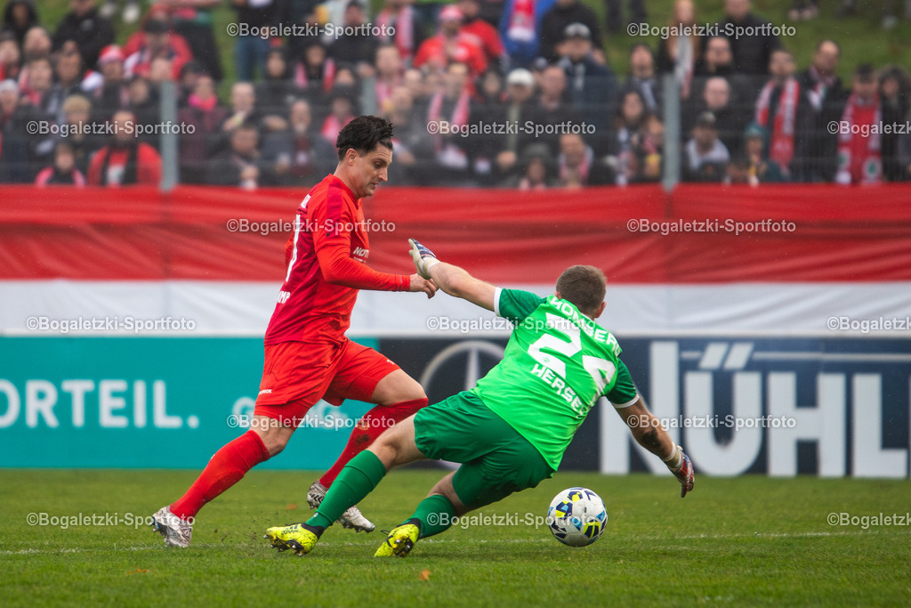 Tor | 15.11.2025, Fussball, Niederrheinpokal, VfB Homberg - Rot-Weiß Oberhausen: Moritz Stoppelkamp (Rot-Weiß Oberhausen #10) umläuft Kenneth Christopher Hersey (VfB Homberg #24) und erzielt anschließend das 2:0 für den RWO - Realisiert mit Pictrs.com