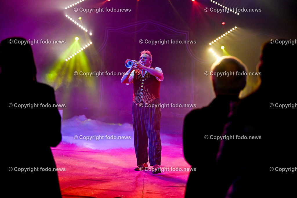 Zirkus Louis Knie_ 17.02.2024-43 | 17.02.2024, Linz, AUT, Circus Louis Knie 2024, im Bild Circus, Zirkus, Zelt, Artisten, Kuenstler, Trapez, Show, Clown, Zuschauer, Hunde, Ponys, Licht, Musik, Akrobaten, Akrobatik, Luftakrobatik