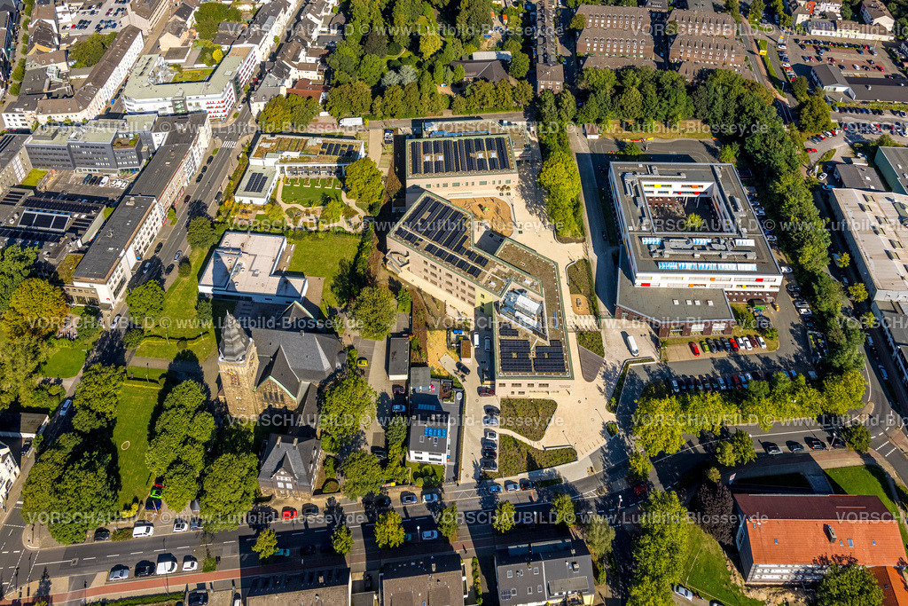 Velbert240812535 | Luftbild, Neubau Hospiz und Palliativzentrum Niederberg, Gemeindehaus und Christuskirche, Grundschule Grünstraße und quadratische Martin-Luther-King-Schule, Oststraße, Velbert, Ruhrgebiet, Nordrhein-Westfalen, Deutschland