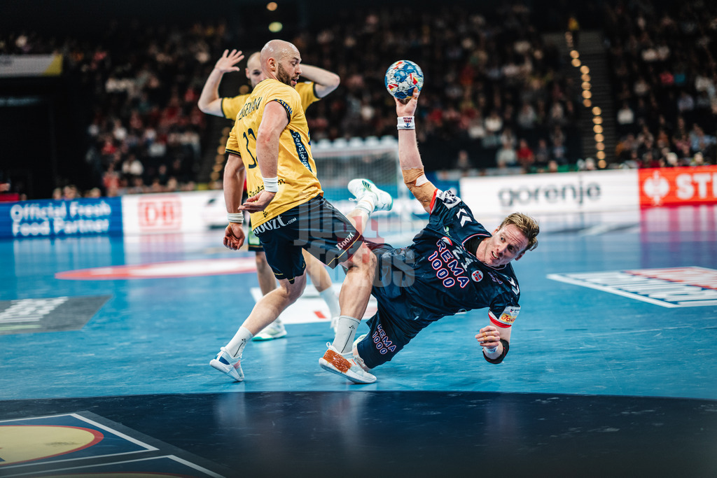 Handball | Herren | EHF EURO 2024 | European Championshop Men 2024 Final Tournament | Norwegen vs. Schweden | 23.01.2024 | Magnus Gullerud (#21, Norwegen, NOR) in ungünstiger Wurflage